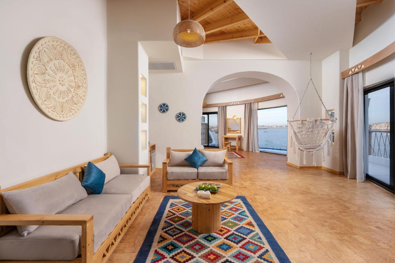 Benben By Dhara Hotels - Adults Only 아스완 외부 사진 The interior of a suite at the resort