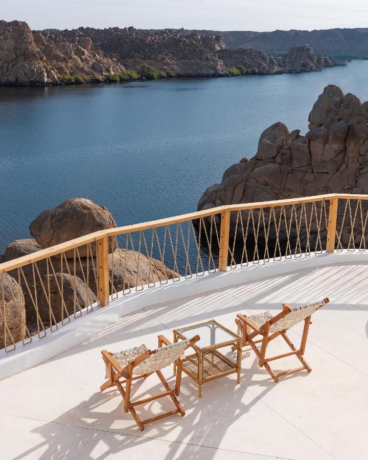 Benben By Dhara Hotels - Adults Only 아스완 외부 사진 A balcony with a view of the sea