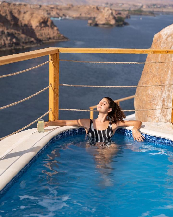 Benben By Dhara Hotels - Adults Only 아스완 외부 사진 A woman relaxing in a swimming pool