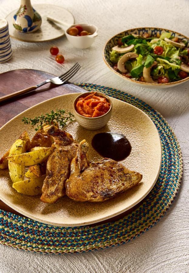 Benben By Dhara Hotels - Adults Only 아스완 외부 사진 A plate of chicken and potatoes