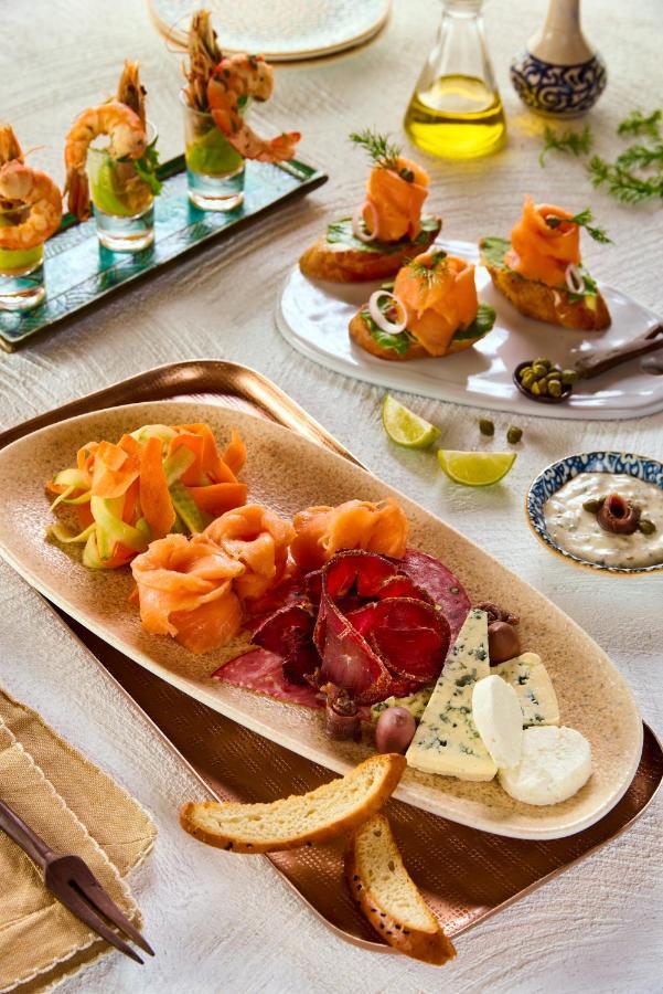 Benben By Dhara Hotels - Adults Only 아스완 외부 사진 Smoked salmon